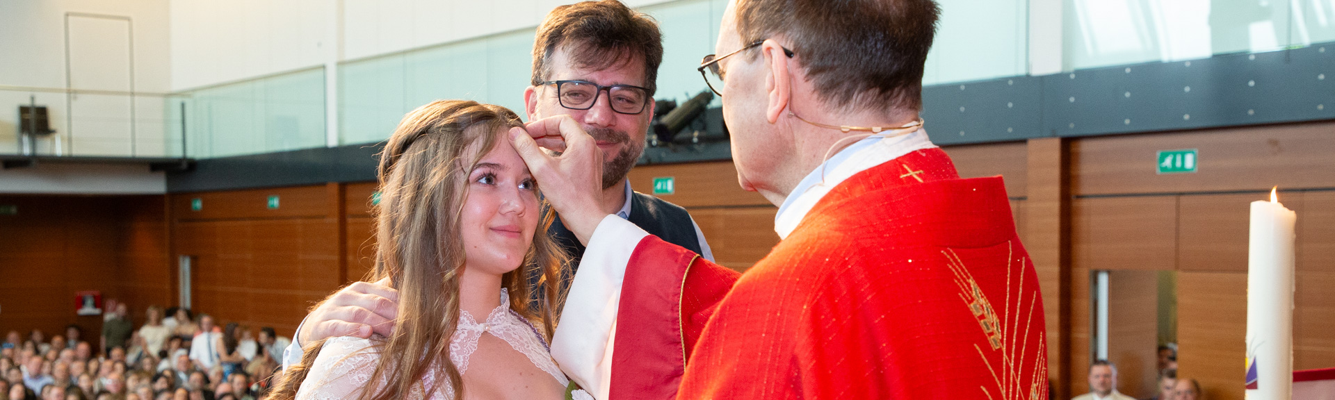 Firmung im Mai 2024 in der Steinhalle Lannach / Fotografin Almuth Kunrath